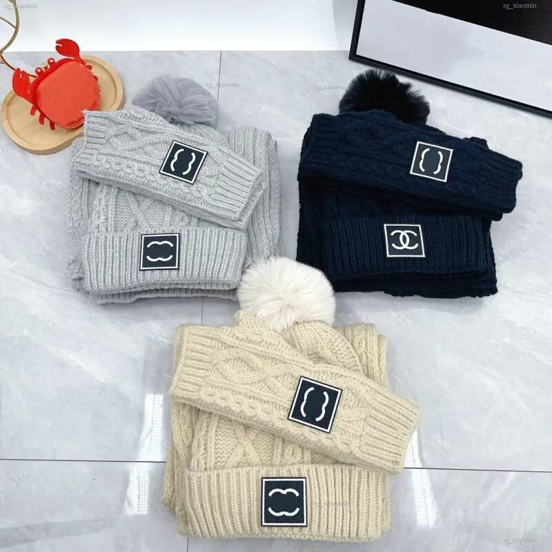 Ensemble d'hiver pour garder au chaud, bonnet à pompon, chapeau à pompon, écharpe de styliste pour femmes et gants de créateurs