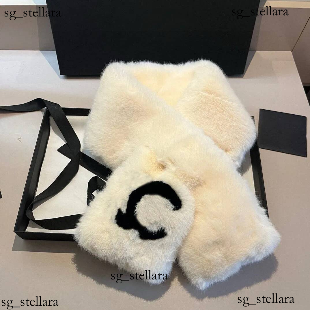 Designer Women Winter Warm Rabbit Fur Material Soft Comfortable Black and White Letter Classic Fashion Outdoor Trend Wear Scarf Christmas Gift Hot
