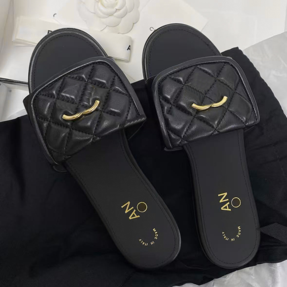 New Genuine Leather Slippers luxury Designer Quilted slide Metal logo Women Sexy Pleated Flip Flops Vacation Sandals Summer Beach pool Flat Mules Th