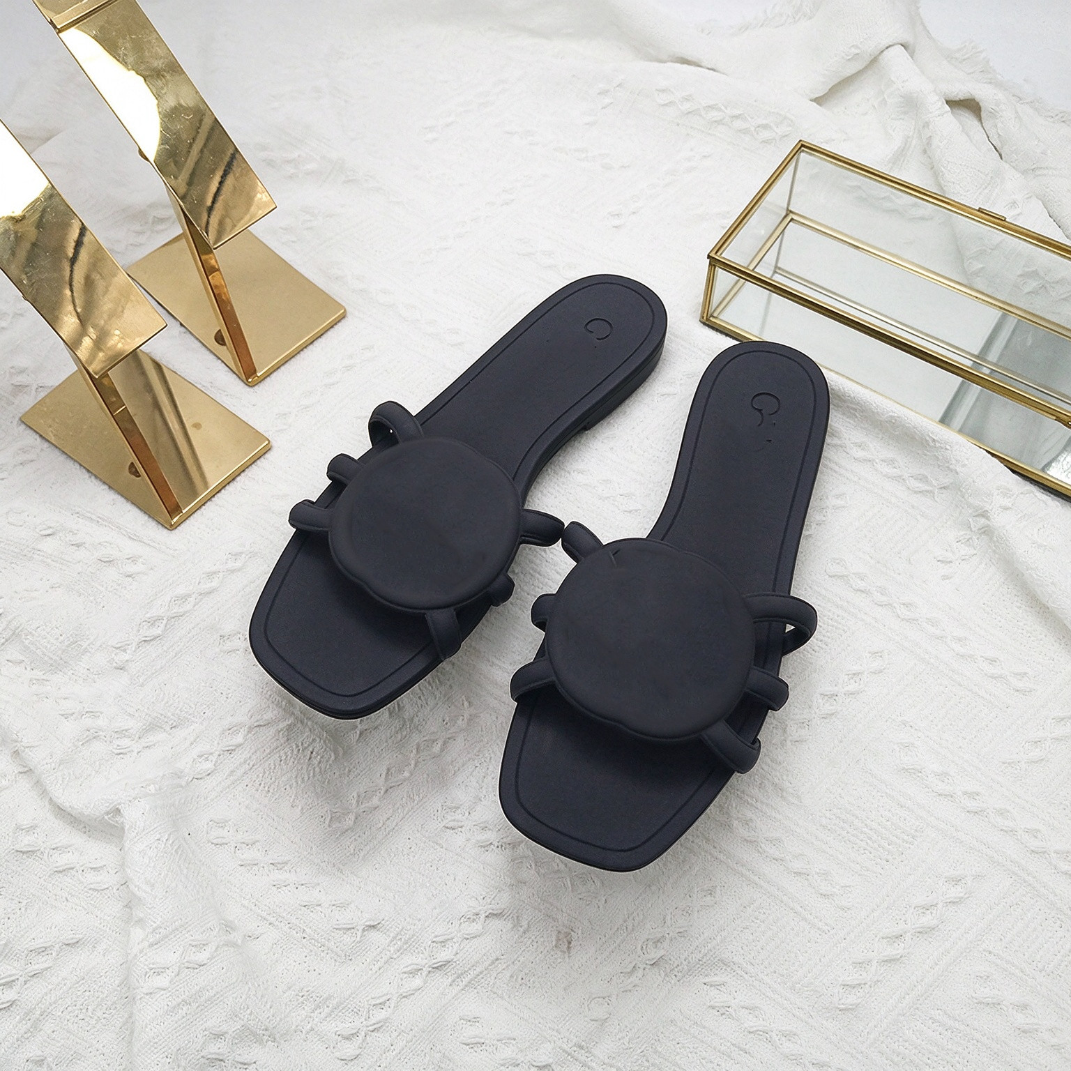 Luxury Slides New Outdoor Trendy Versatile Designer Slippers Mesh Breathable and Comfortable Flat Beach Shoes for Women