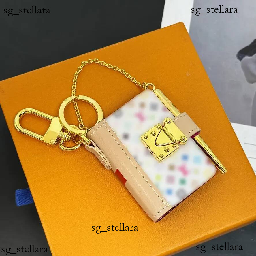 2026 Porte-clés Longes Designer de luxe Mini Notebook Mémo Pendentif Porte-clés Hommes Femmes Carnet Agenda Agenda Étui de protection Carte Chaud