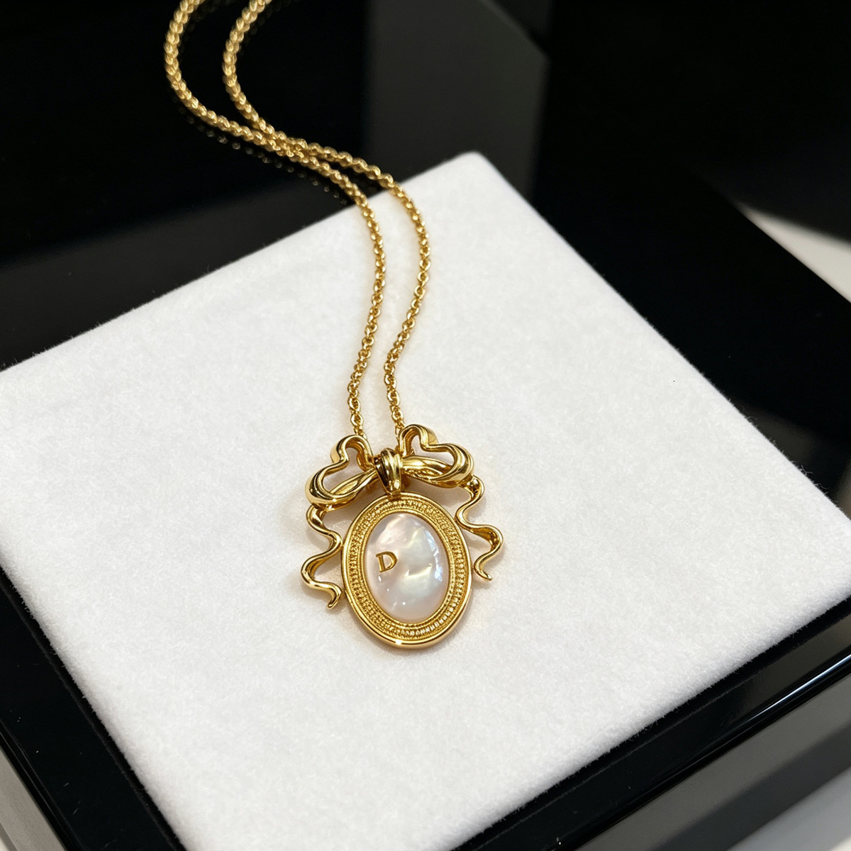 Designer 2026 new retro badge bow mother-of-pearl necklace, fashionable, classic, simple, versatile, for everyday wear, direct from the factory