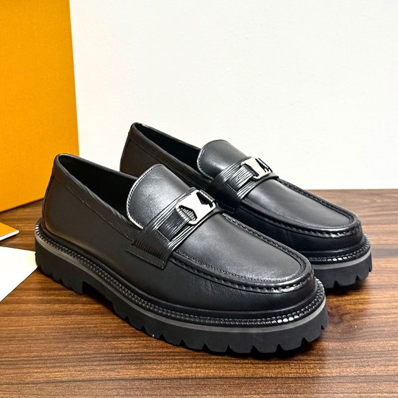 Major Loafer 1AKAYA Mens Chunky Yet Lightweight Business Leather Shoes Men Classic Shiny Calfskin Moccain Designer Metal Logo Derby Shoes Rubber Out