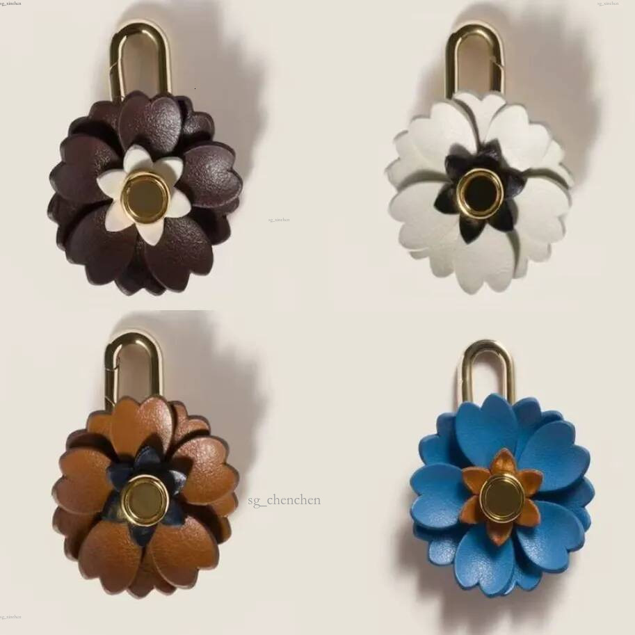 Breloques de sac de styliste, porte-clés, moulin à vent, chaussure, pendentif, broche, accessoires en cuir véritable, fleur, lacet, cadeau, nouve