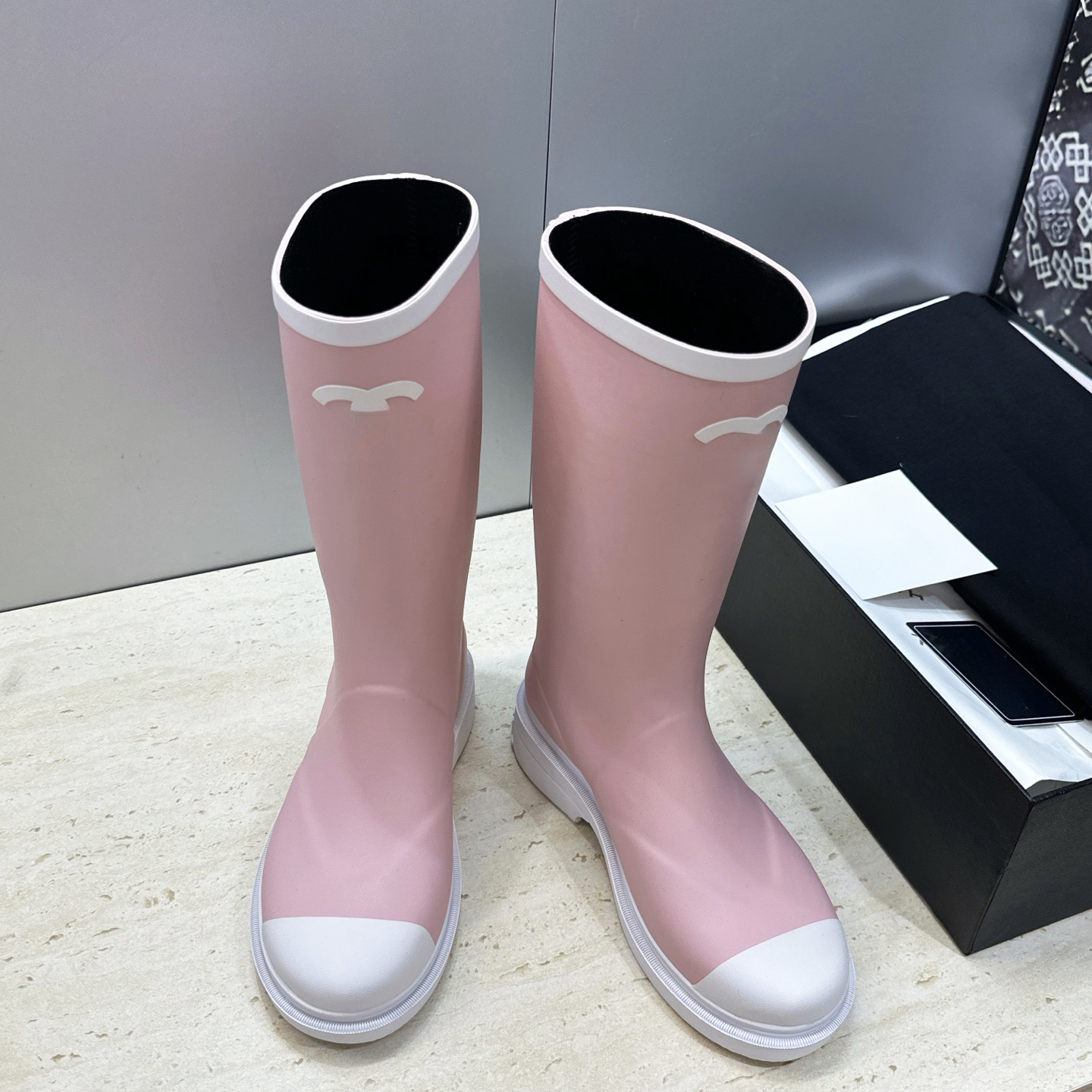 Designer Luxury Women Knee High Rain Boots White CC Logo Black Rubber Waterproof Tall Wellies Round Toe Platform Fashion Rain Shoes For Outdoor Dail