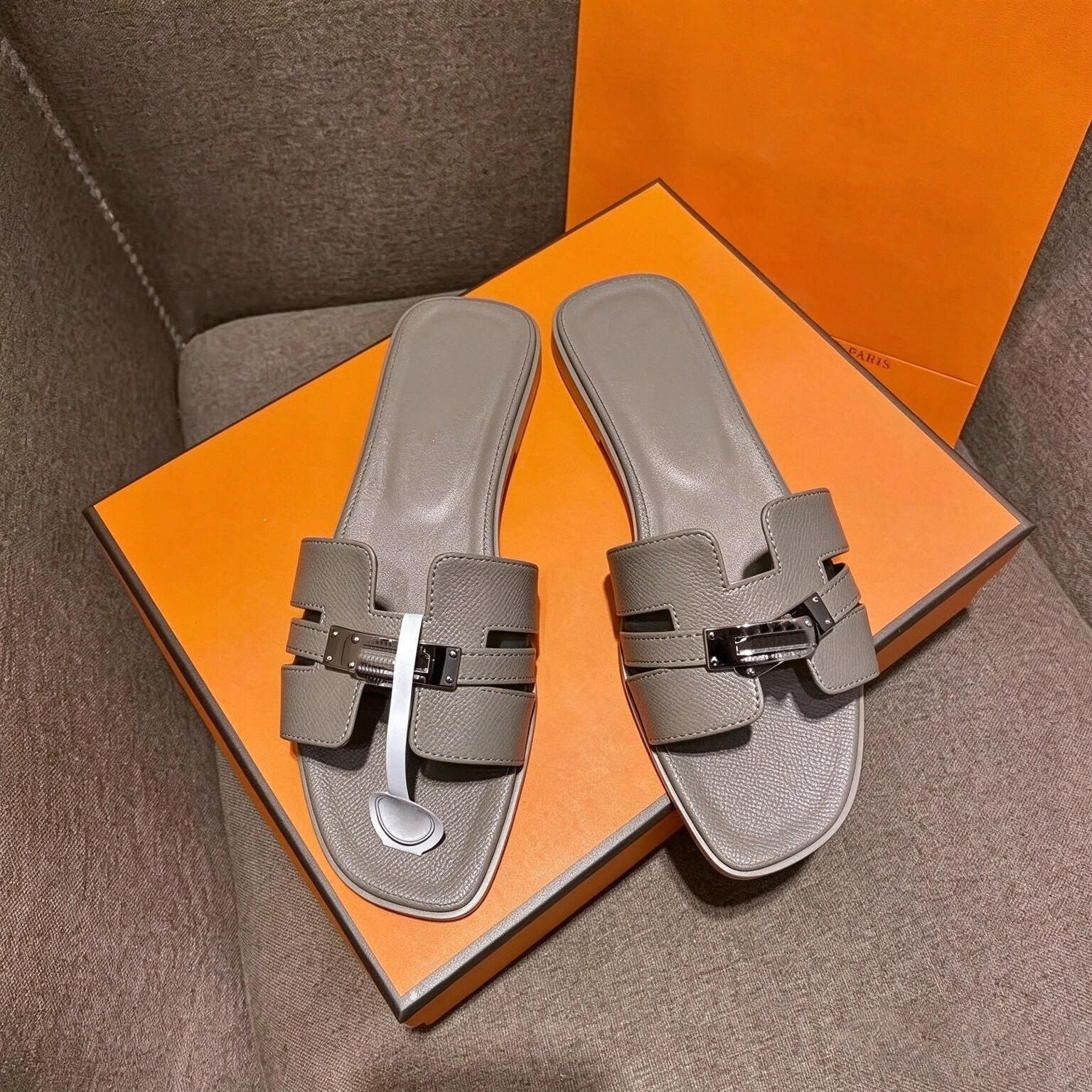 orange litchi rind Slipper Women Metal Turn Lock Vacation Casual luxury Designer Summer Sandals Classis Genuine Leather Beach pool slide Open Toe Fl