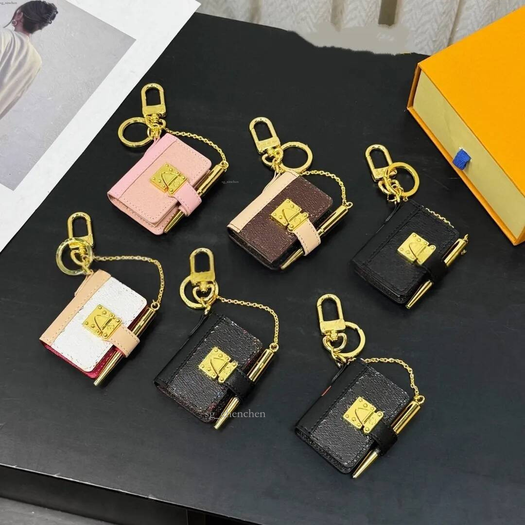 keychains women's Designer rings Lanyards Accessories luxurious accessory mini notebook bag pendant versatile and durable leather key chain