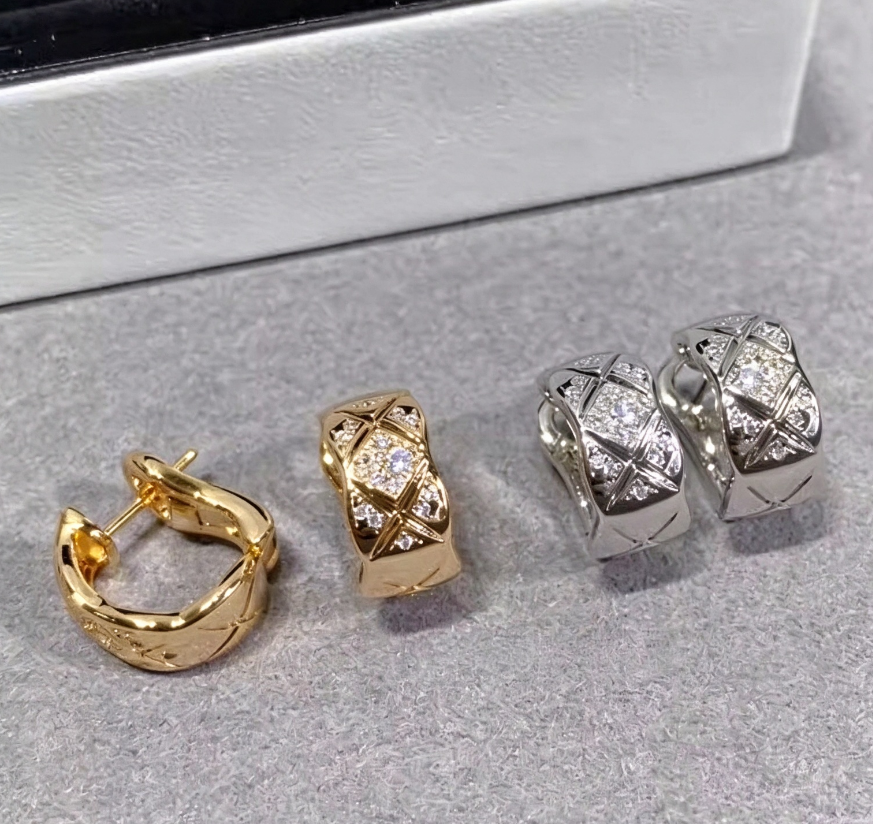 Crush Hoop Earrings Designer Gold Embossed Rhomboid Diamond Earring Motif Quilted Graphic Shape Original S925 Silver Ear Studs Collection Never Fade