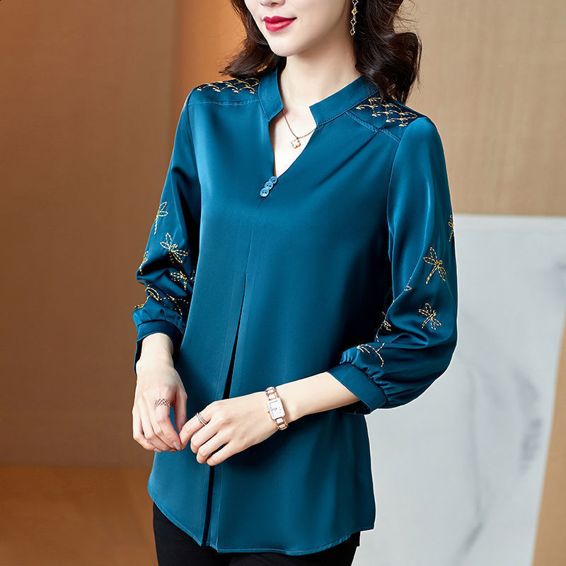 Collection PrintempsÉté 2024 T-shirt ample en satin amincissant grande taille pour femme avec col en V détails brodés 241121