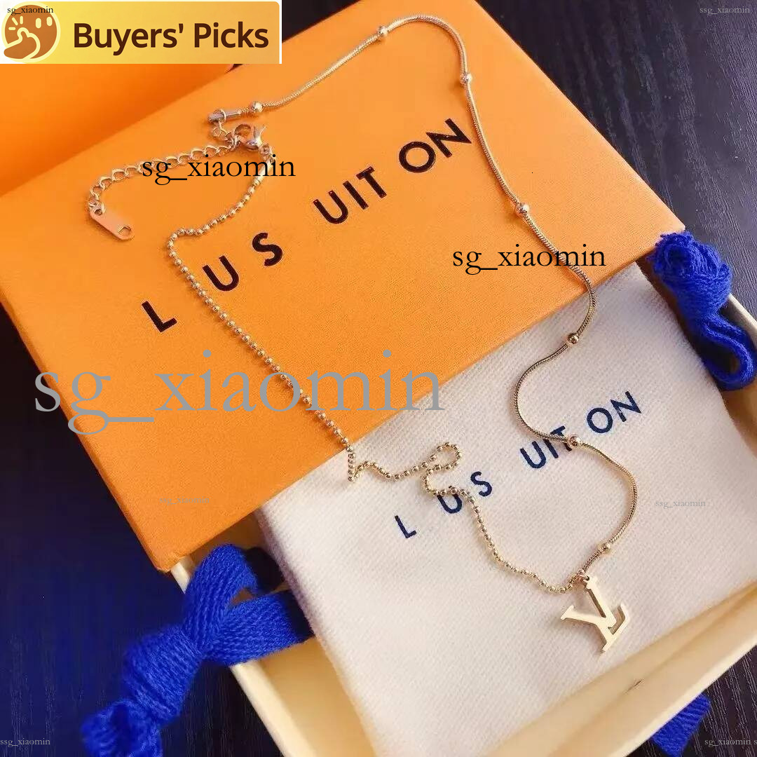 2026 bijoux de trèfle baleine lettre triangulaire cadeau ami colliers de plantes fines collier concepteur pour femmes passer papillon loup chaîne