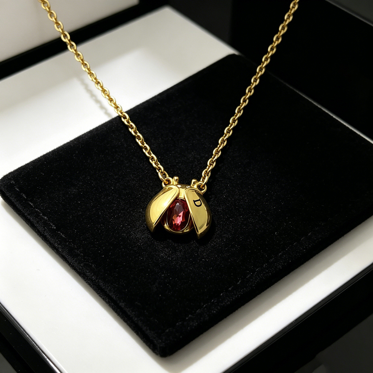 Designer 2026 new insect-themed purple diamond luxur necklace, fashionable, high-end, classic, simple, versatile, and suitable for everda wear, dire