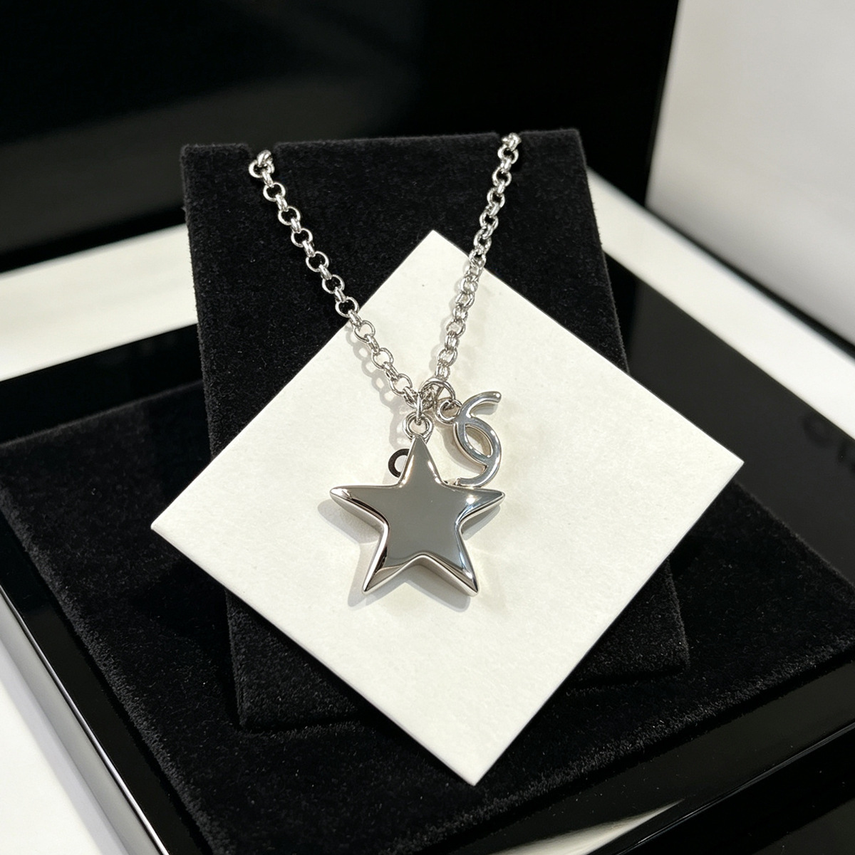 Designer New 1 necklace for women, elegant stylish collarbone chain, fashionable sweet and cool style pentagram necklace, direct from the factory