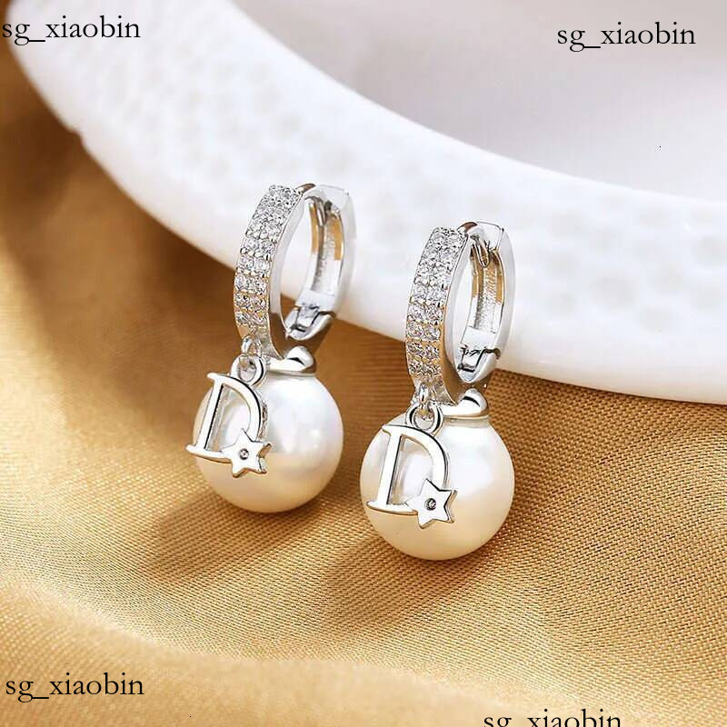 bijoux de luxe perle boucles d'oreilles en forme de D nouvelle mode coréenne à la mode clips élégants style en ligne populaire accessoires d'orei