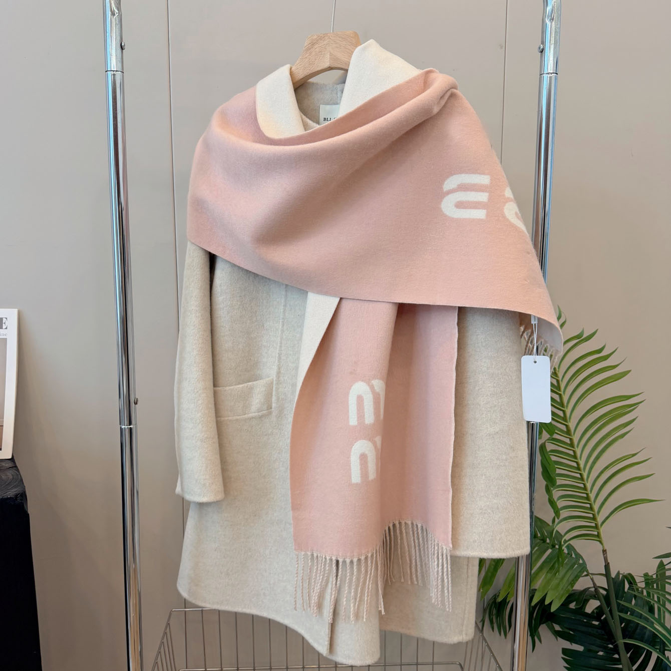 Luxury Designer Winter Reversible Scarf For Women Soft Thick Long Shawl Wrap With Tassels Letter Jacquard Warm Blanket Scarf Winter Gift