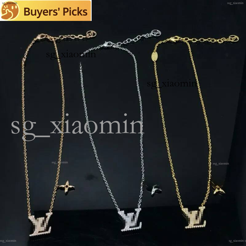 2026Lettre Full Diamond Femmes Designer Collier Plaqué Or 18K Pendentif Colliers Fleur De Trèfle Bijoux En Acier Inoxydable Cadeau De LuxeAAAA +