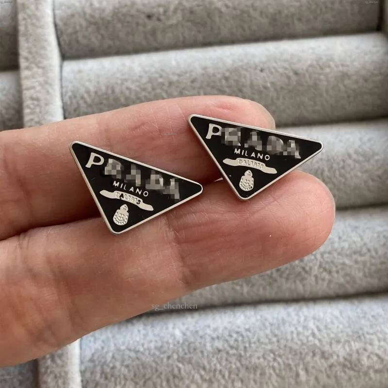Boucles d'oreilles de styliste de luxe, couleur argent, lettre P noire triangulaire classique en acier titane, à la mode pour garçons et filles
