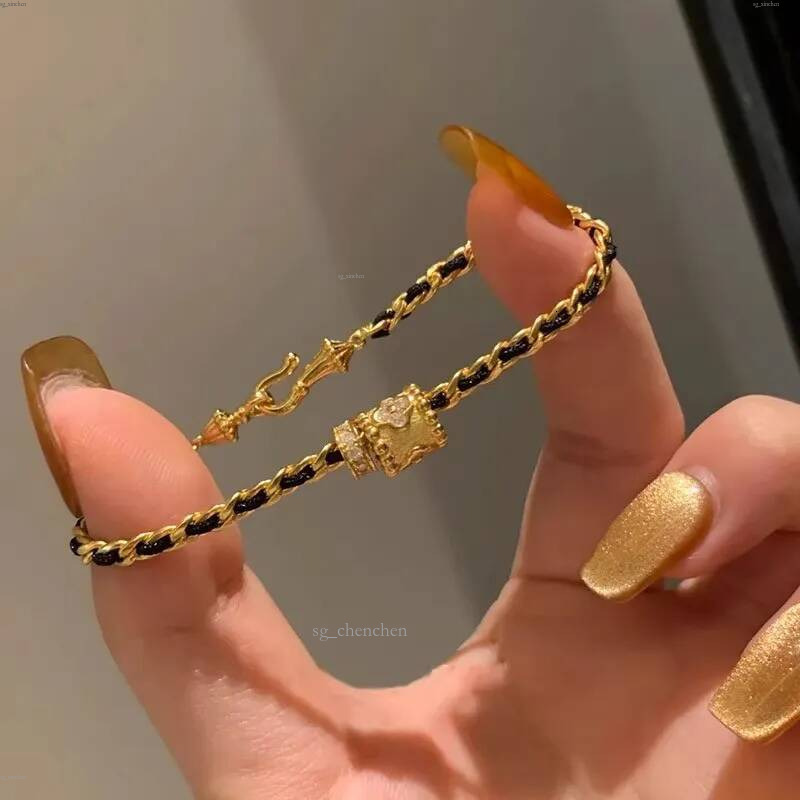 Bijoux Bracelets pour femme léger luxe noir et or chaîne tressée Bracelet Niche délicat strass incrusté accessoire de mode