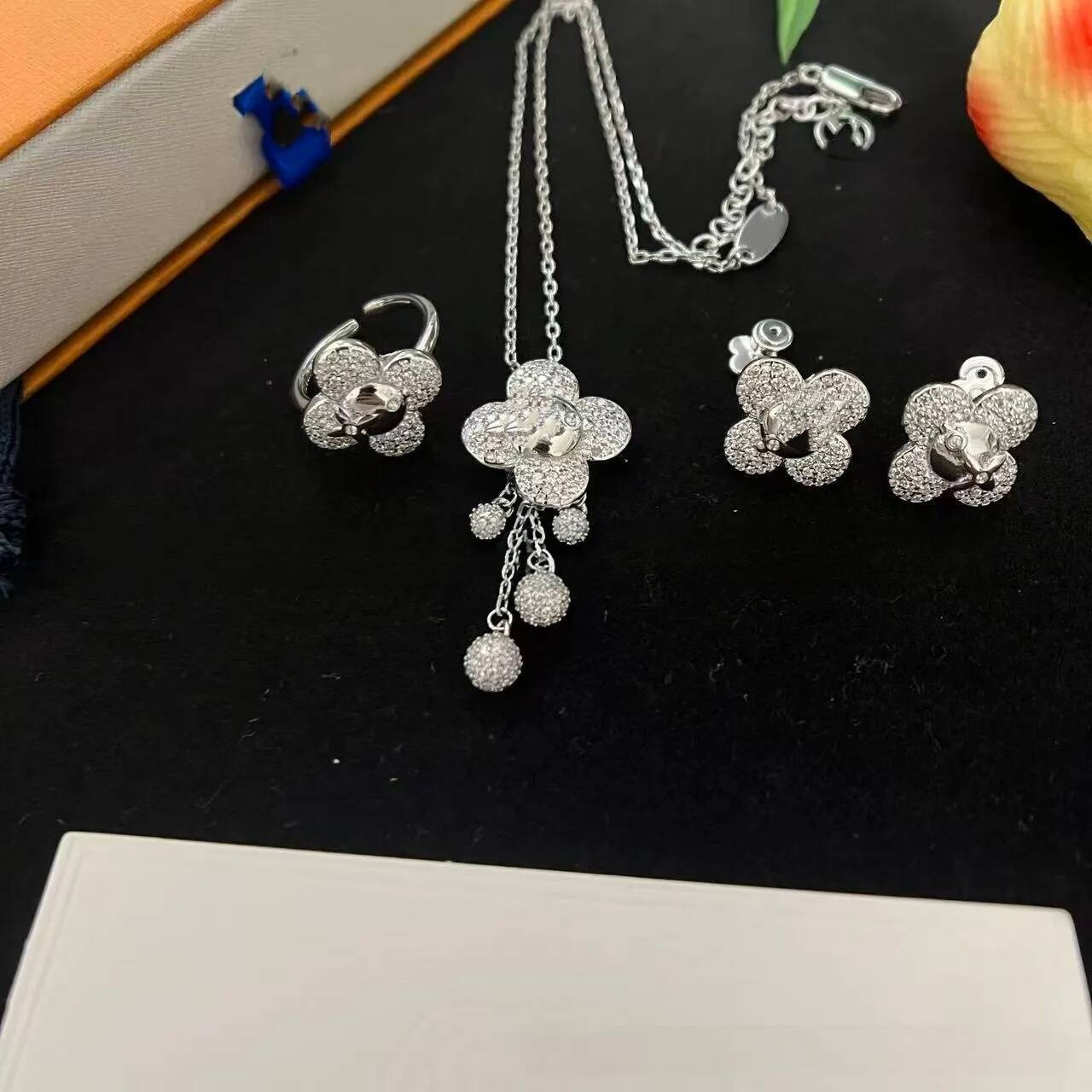 Ensemble collier, bracelet et boucles d'oreilles en strass de styliste, cadeaux de noël, ensemble de bijoux en cristal plaqué or avec lettres pou
