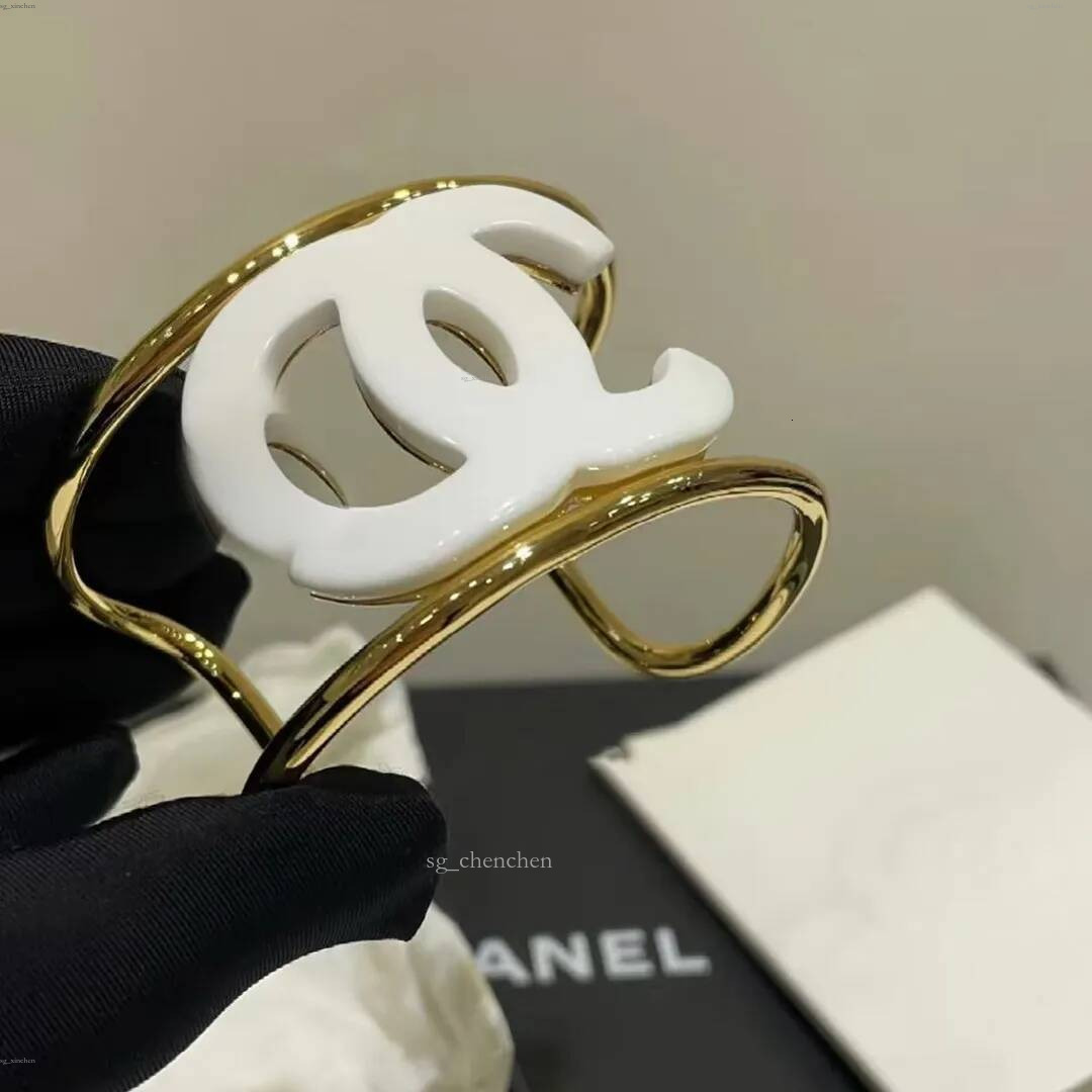 Bracelet de créateur de luxe pour femmes, élégant et polyvalent, bracelets CC parfaits pour les fêtes, les voyages, 4 couleurs, très joli