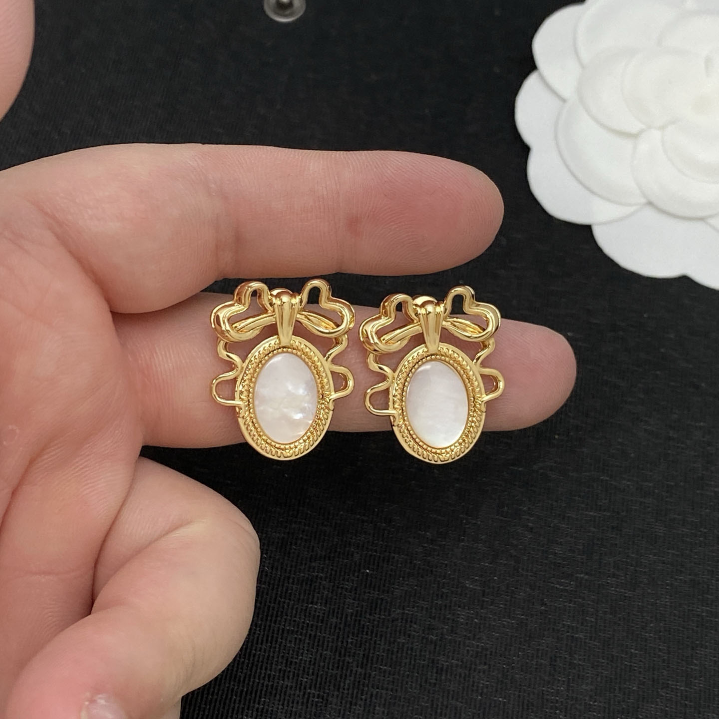 Brand New Retro Style Ladies Ornate Bow Decor Earrings Oval Natural Shell Center Polished Gold Silver Tone Vintage Stud Earrings For Dating Formal O