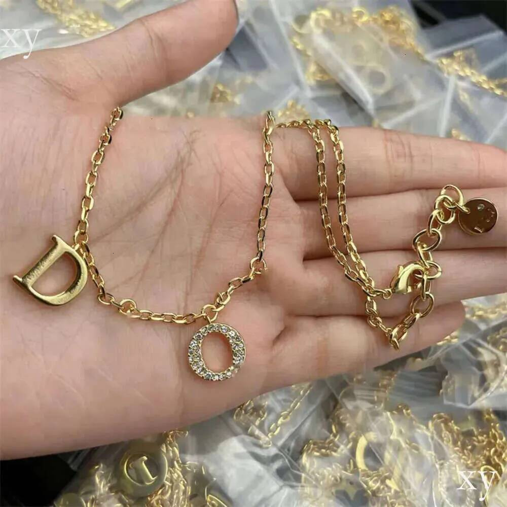 D Lettre Lady Designer Collier Or titane Acier Haut de gamme Élégant Pendentif Colliers En Acier Inoxydable Femmes designer bijoux cadeau EE 06