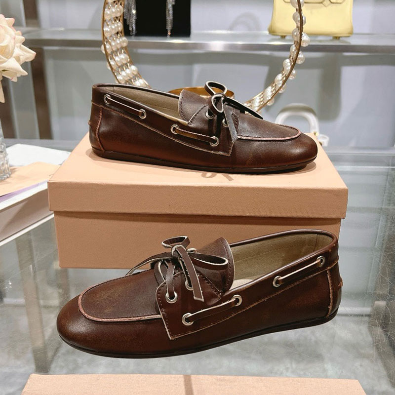 Chaussures bateau en cuir blanchi sans doublure 5D123E SS25 défilé de mode nouvelles dames mocassins processus de polissage de couleur rétro dame