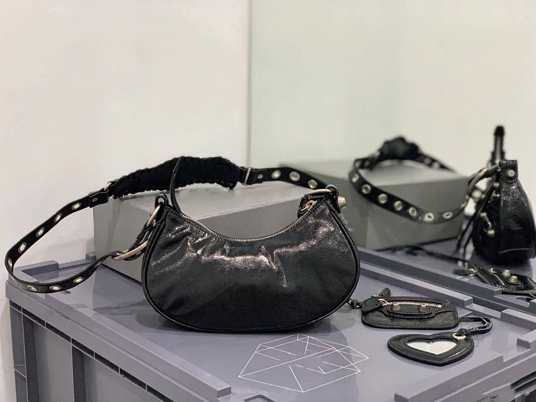 12A Upgrade Mirror Quality Designer 26cm Small Cagole Motorcycle Bag Luxurys Genuine Leather Hobo Handbags Womens Zipper Bag Crossbody Black Handle