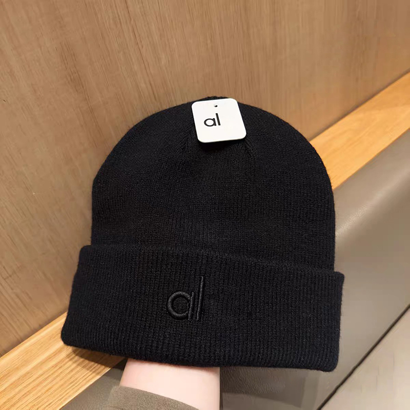designer beanie women letters bonnet hat brim bonnet classic beautiful fashionable autumn and winter wear nice
