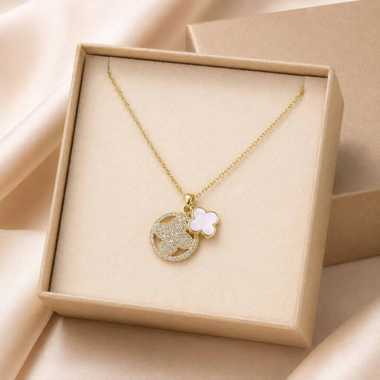 Acier titane 18 carats pour femmes avec incrustation de diamants en or double trèfle à quatre feuilles pendentif Niche lumière de luxe coquille b
