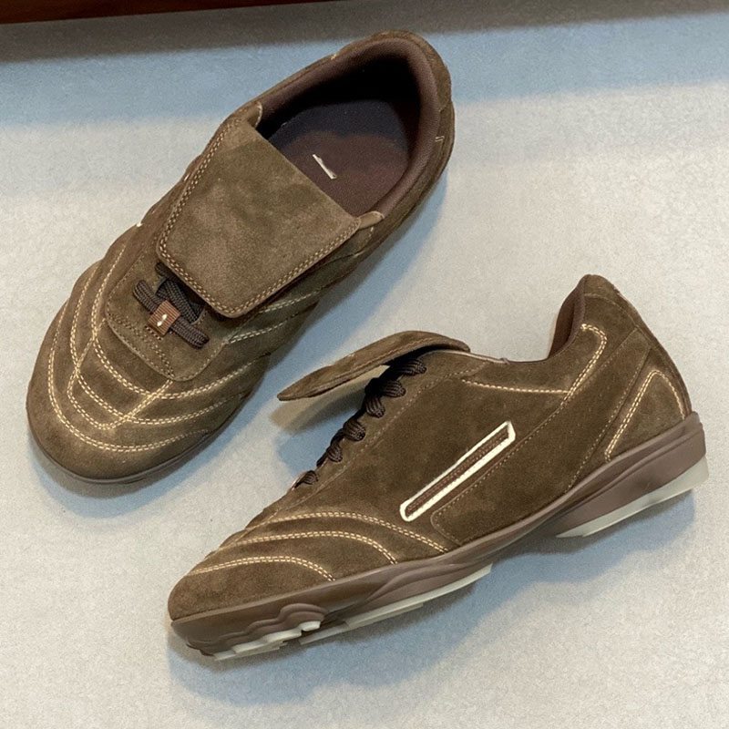 Couple style 1AJAL Empreinte Soccer Sneaker Or effet craquelé Cuir de veau léger Soccer Sneaker Mode avant-gardiste empreinte en caoutchouc semel