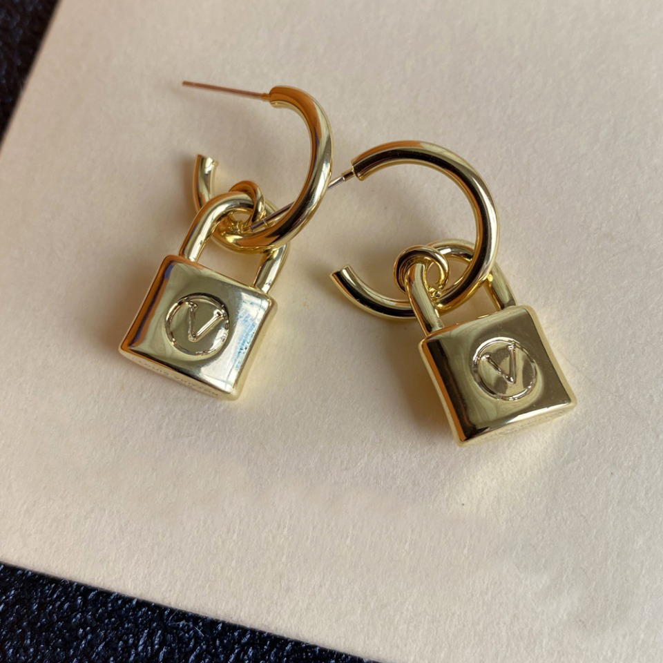 Exquisite Designer Gold Plated Letter Lock Earrings Luxurious And Fashionable Gifts Suitable For Womens Casual And Simple Style Paired With Jewelry