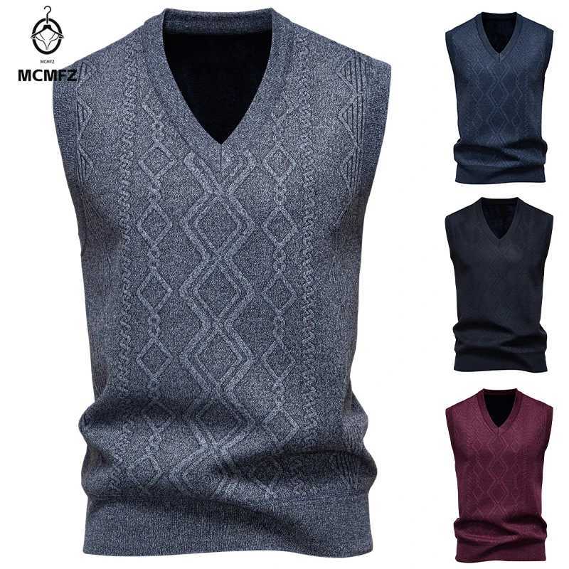 Men's Sweaters Men's V-neck Knitted Sweater Warm Autumn Winter Grid Twisted Flower Casual Fashion Versatile Knit Top D261009