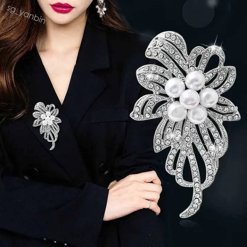 Cristal de mode pour les femmes de luxe Designer brillant strass perle fleur broche ensembles vêtements broches fête bijoux cadeaux XJ250815 chau