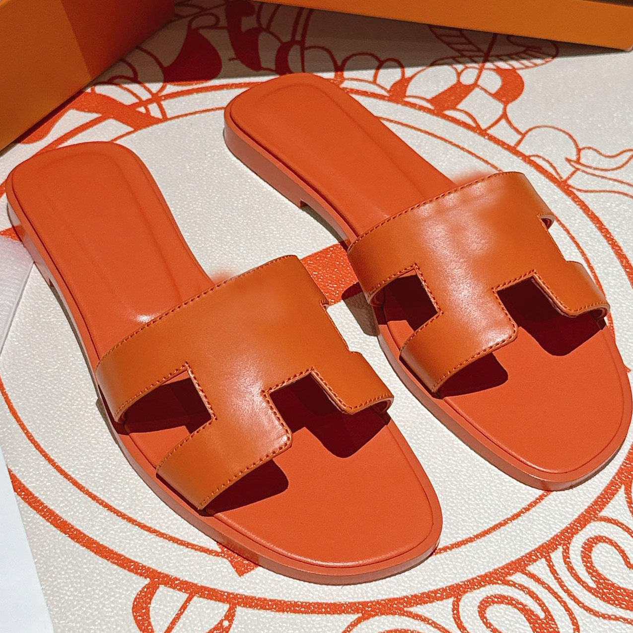 Designer lady's flat sandals - breathable and comfortable, easy to put on and take off. Perfect for relaxing times by the pool. Suitable for al