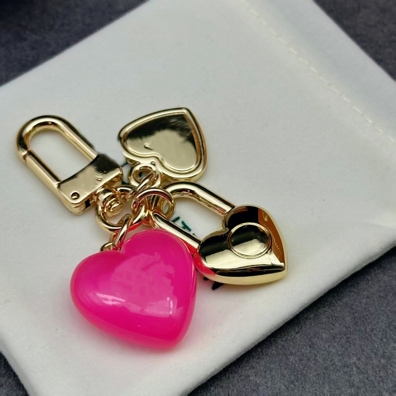 2026 Designer Keychain Bag Charm Fashion Bag Chain Car Key Decorative Chain love Keychain bag Pendant Men Women Gifts