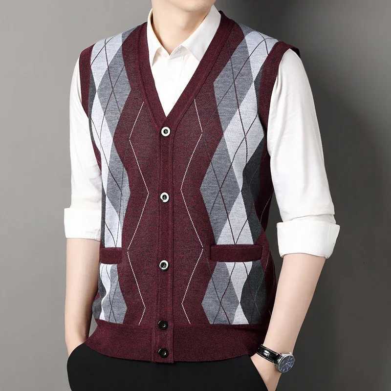 Men's Sweaters Autumn Winter Men's Sweater ve1 Casual sl1less Knit Jackets Men Fashion Plaid V-neck Cardigans Man Clothes D261009