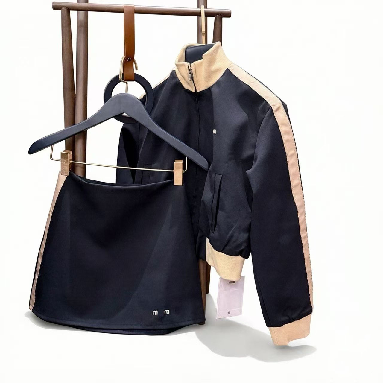 2026ss Designer's new women's two-piece set a contrast-colored jacket with a stand-up collar paired with a casual skirt, perfect for fall