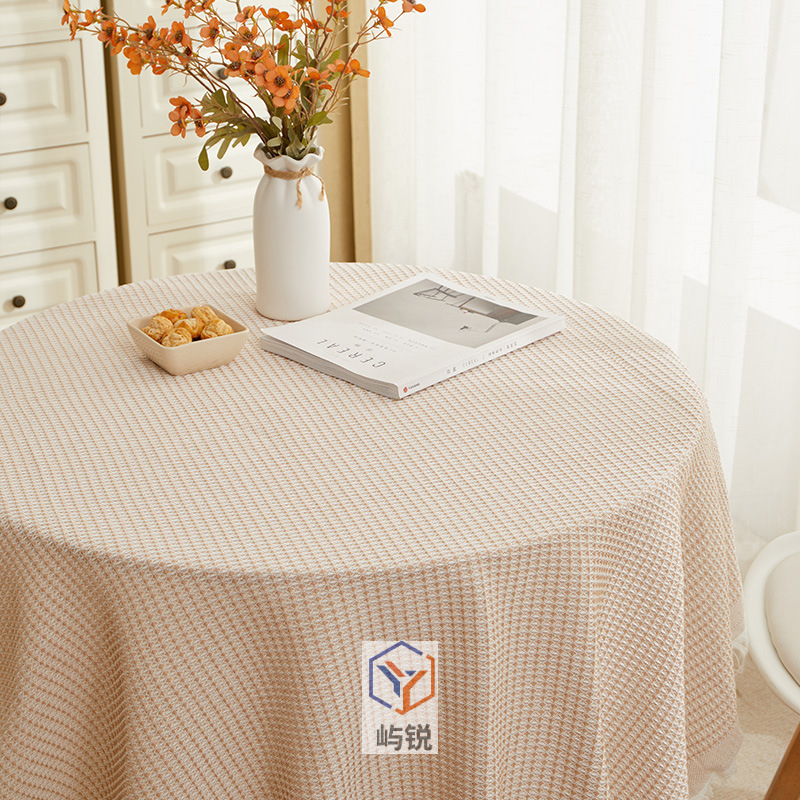 Nappe en coton et lin blanc de qualité supérieure avec une esthétique de luxe discrète.