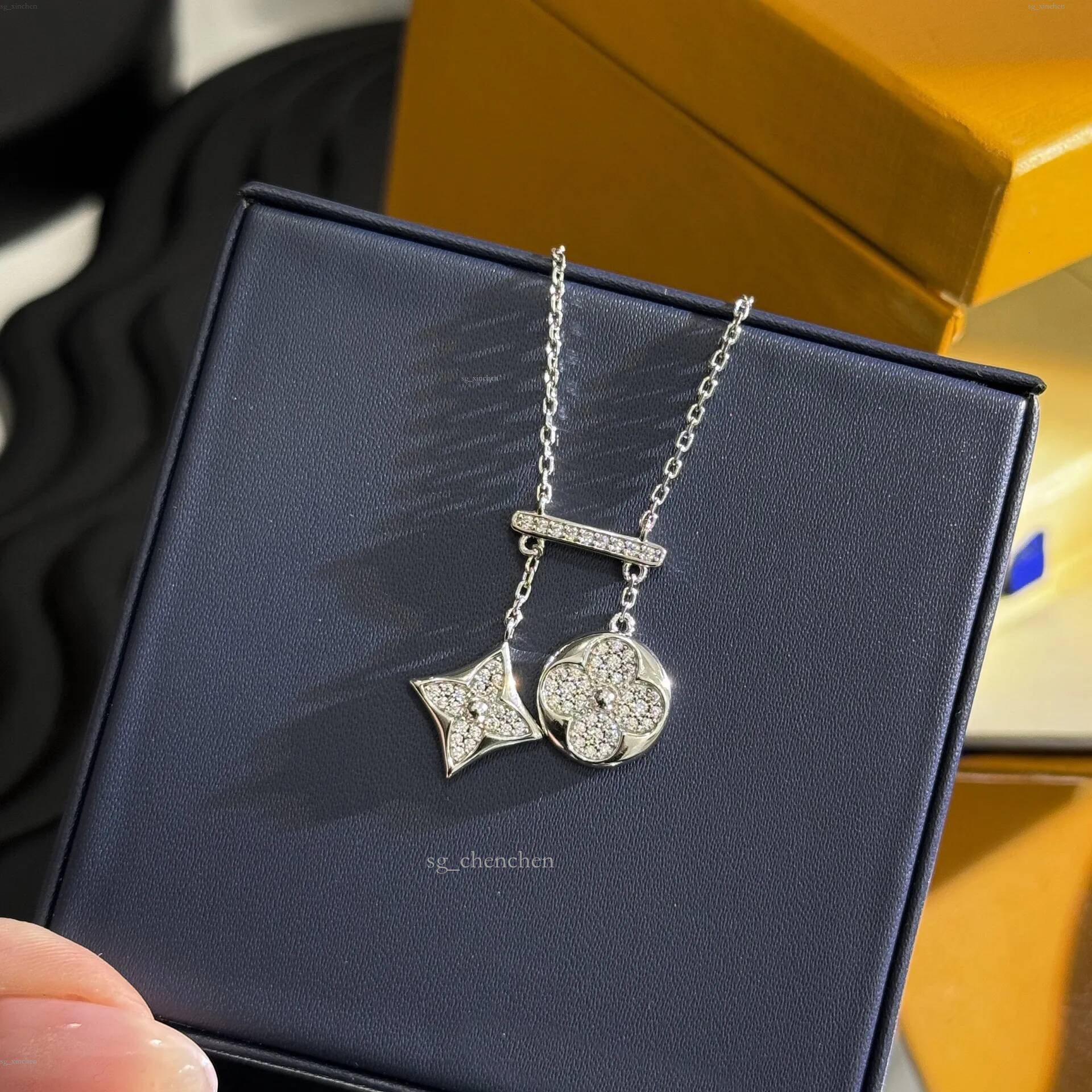 Designer de luxe Trèfle Pendentif Or Argent Plaqué Collier Fleur Charme Sautoirs Chandail Chaîne Pour Hommes Femmes Cristal Mode Bijoux Cadeau