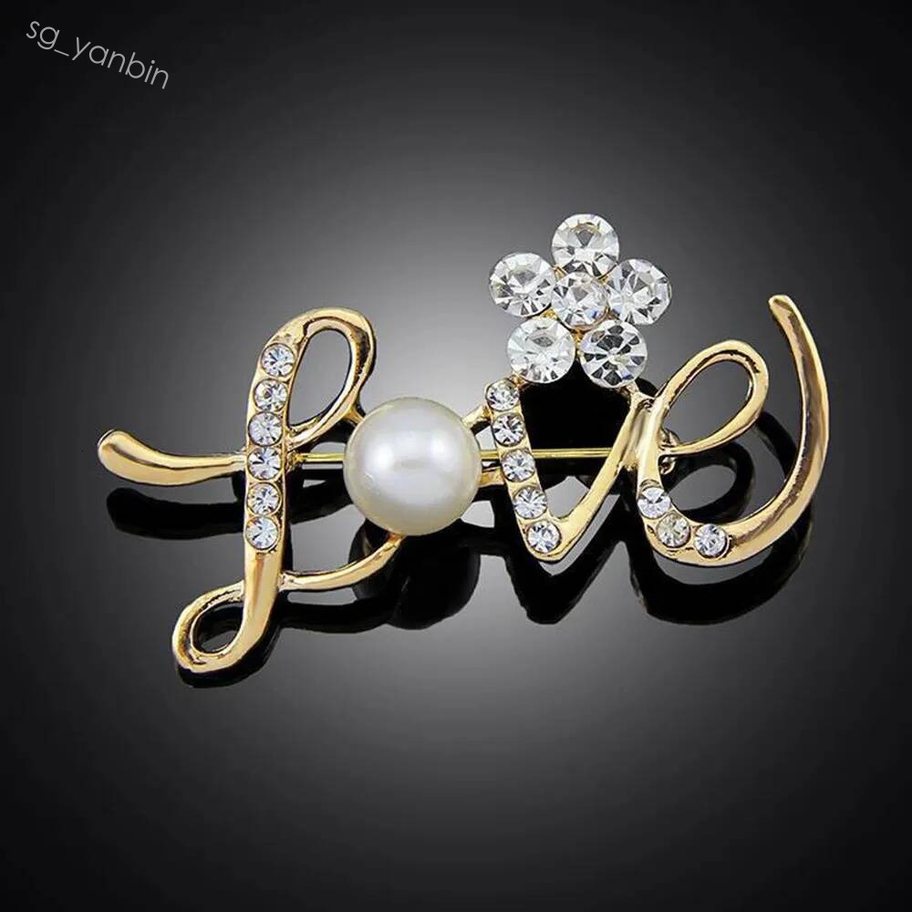 Mignon strass lettre broches femmes hommes anglais mot amour fête bureau broche broches mariée mode bijoux cadeaux en gros 250916 chaud