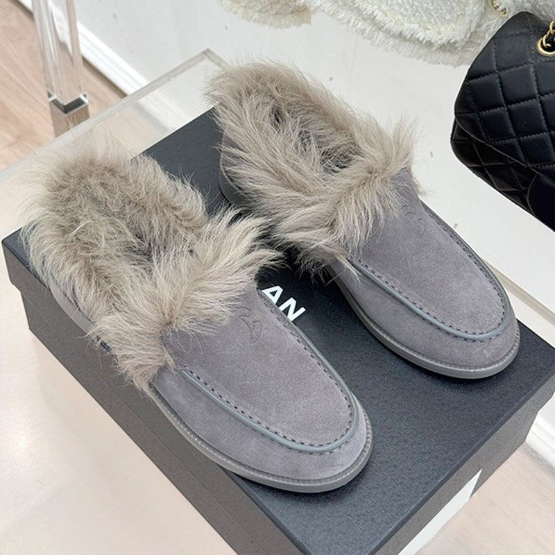 Designer Ladies Suede Loafers Plush Warm Soft Lining High Quality Shiny Leather Fashion Plush Womens Flat Shoes Winter Commuting Ladies Shoes