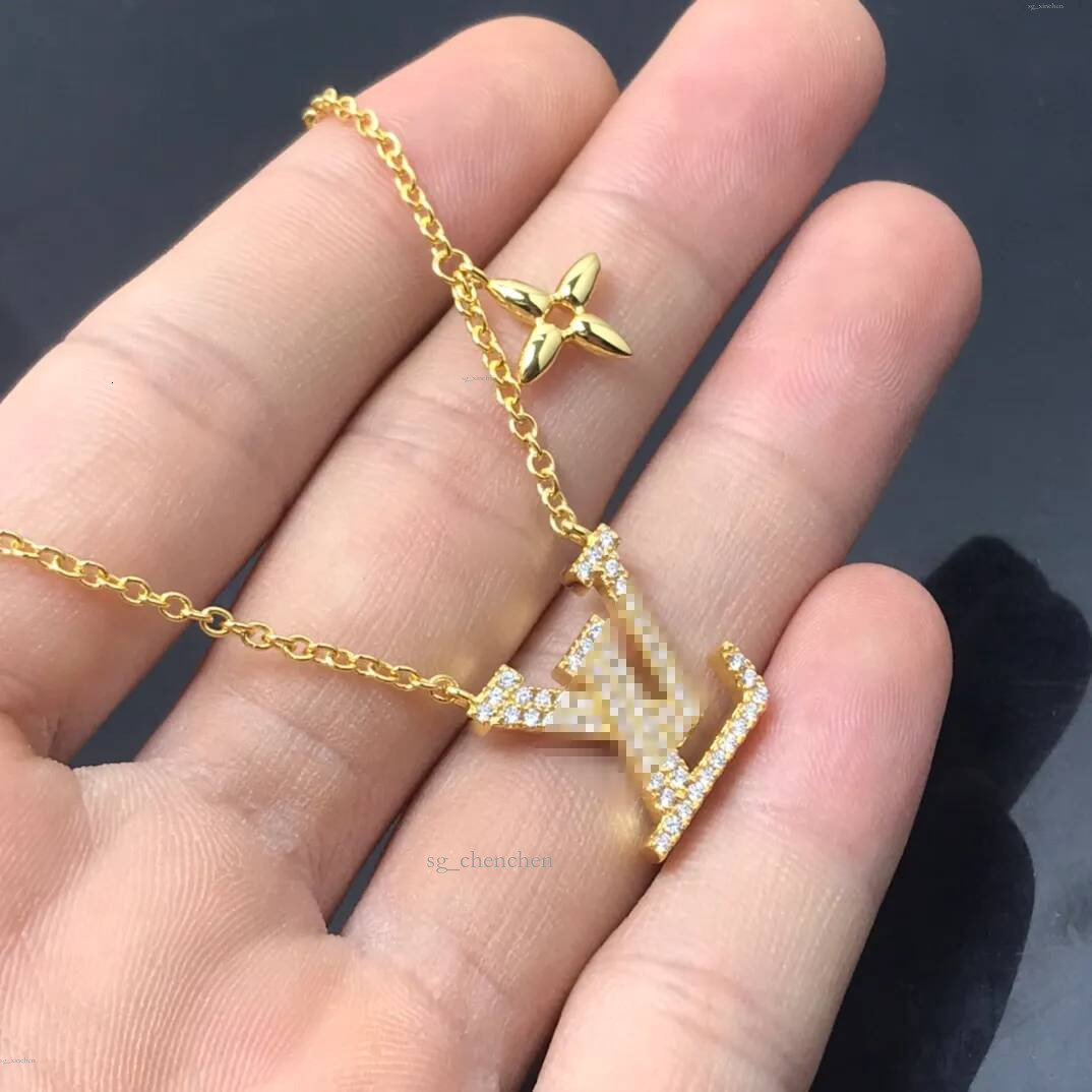 Lettre Full Diamond Femmes Designer Collier Plaqué Or Pendentif Colliers Trèfle En Acier Inoxydable Bijoux De Luxe Anniversaire Cadeau De Vacance