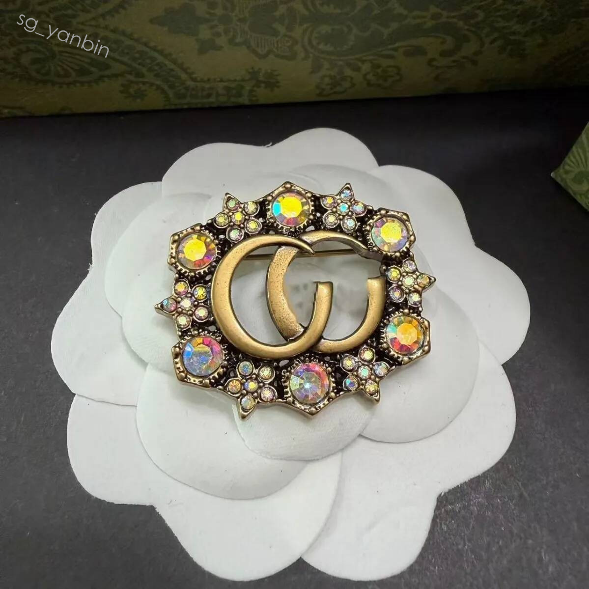Broche de créateur de luxe marque lettre Broche cristal strass bijoux femme hommes Broche charme perle Broches Broches fête de mariage chaude