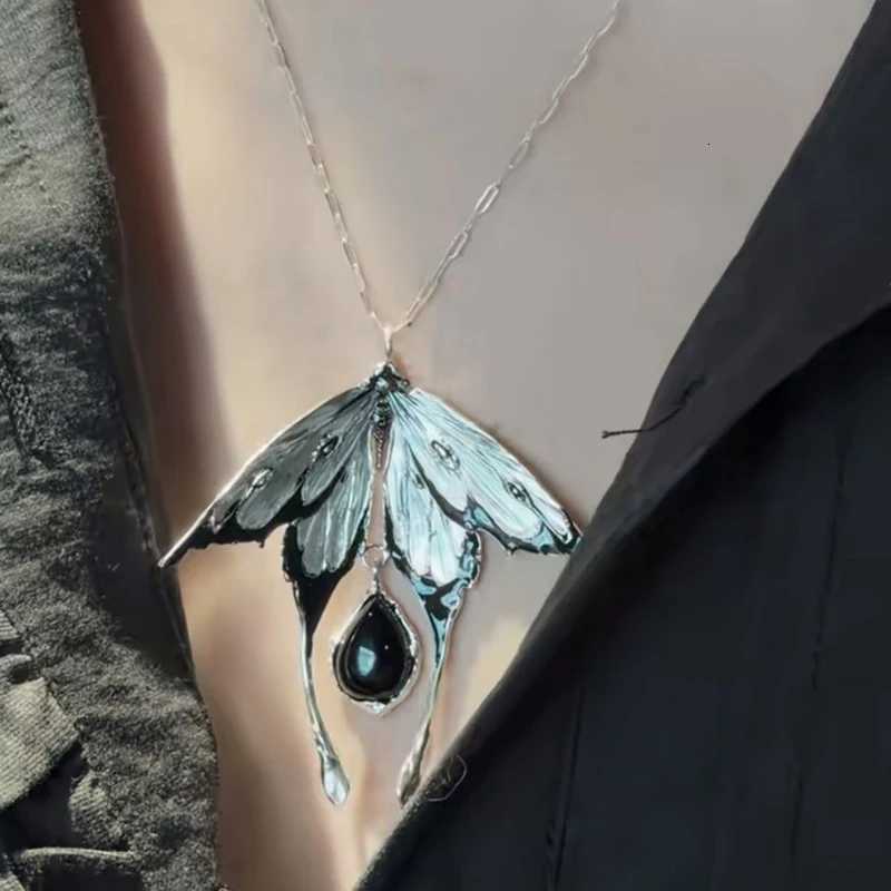 Pendant Necklaces Dark Retro Insect Necklace Neutral Moth Butterfly Enamel Pendant Necklace Y2K Harajuku Style Punk Jewelry Accessories Gifts X26100