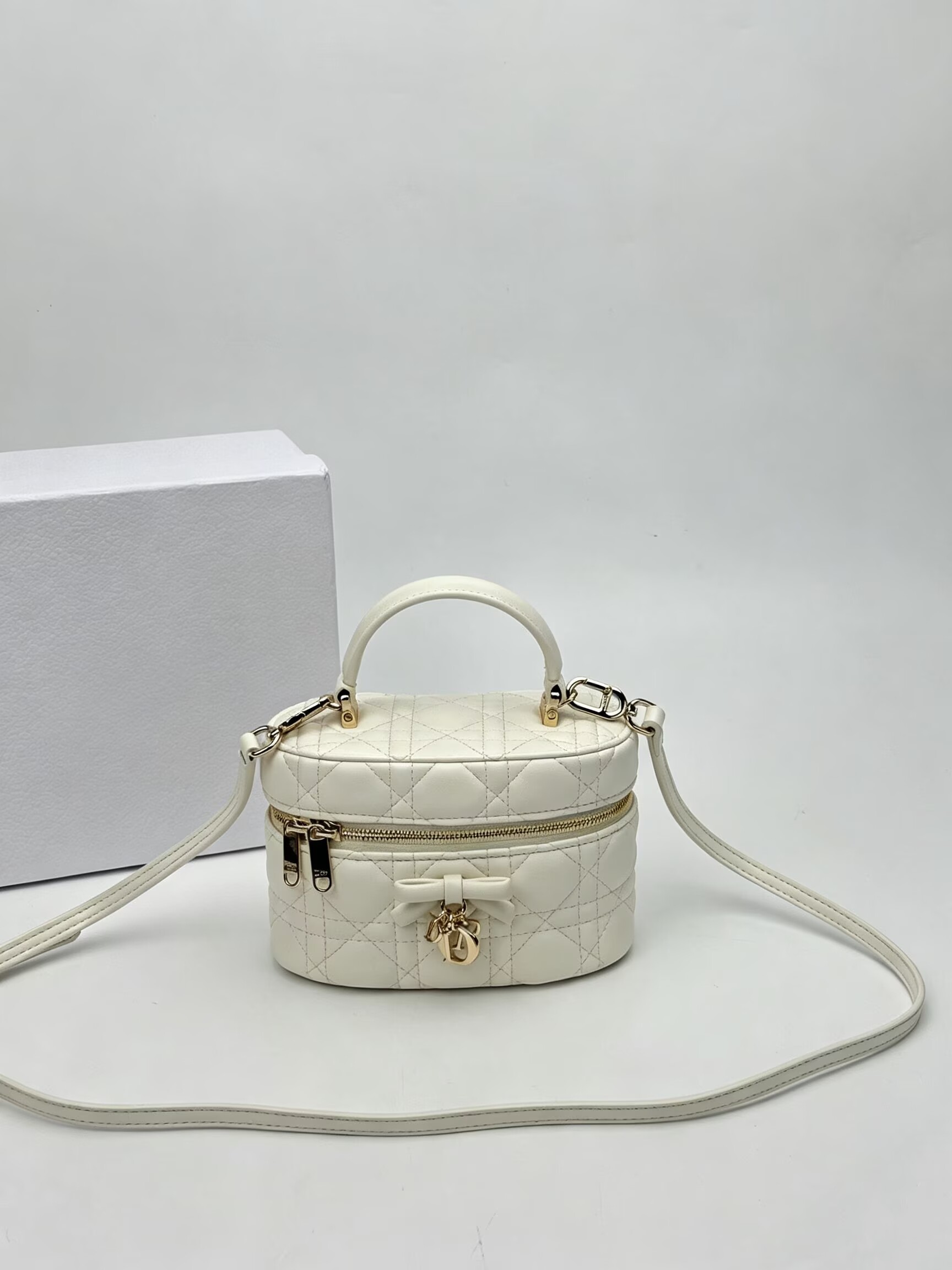 Women's bag, mini handbag, exquisite design, adjustable shoulder strap or cross-body through the handle