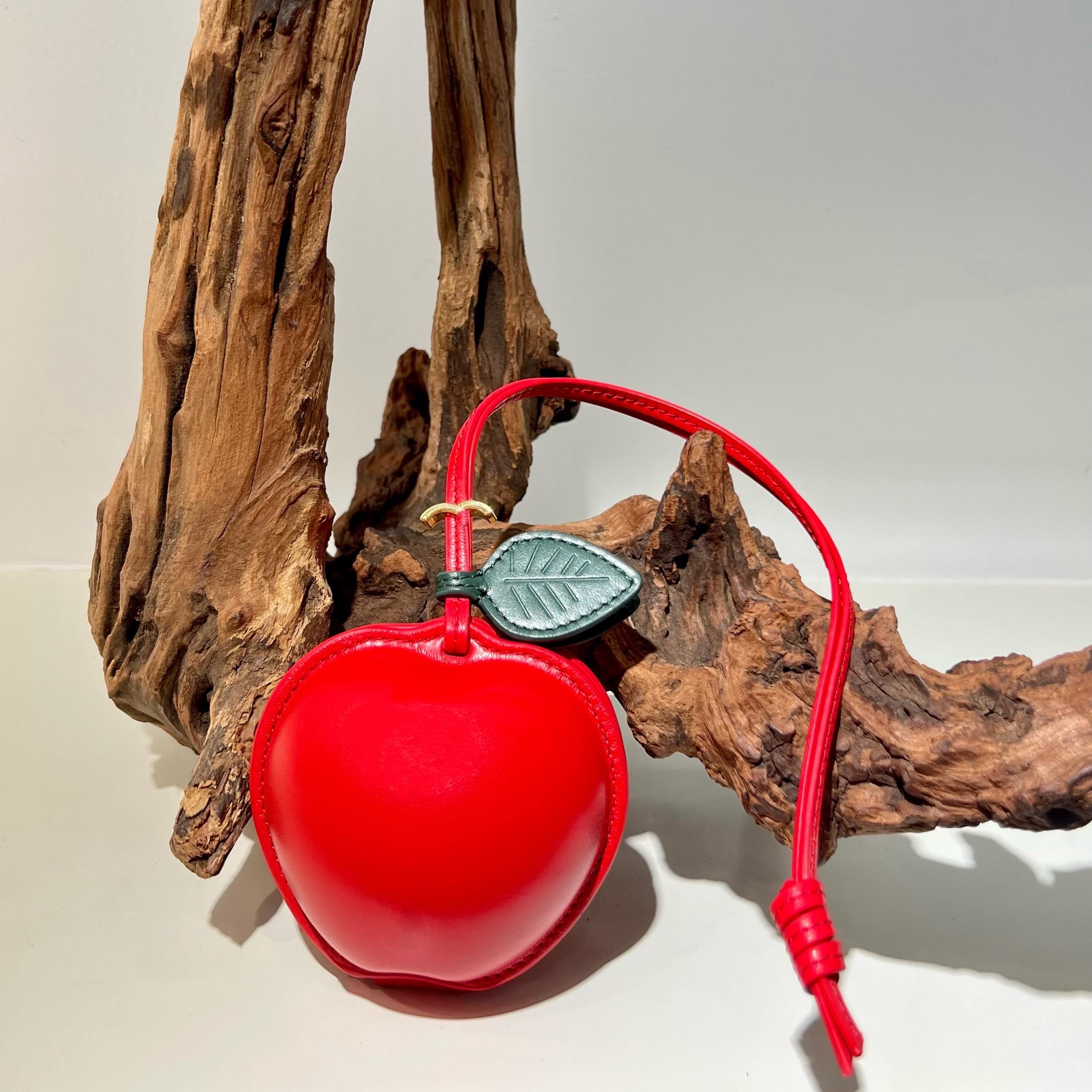 Luxury Designer Style Red Apple Shape Keychain Leather Mini Crossbody Bag Candy Coin Purse With Leaf Snake Hardware Bag Charm For Women Earphone Sto