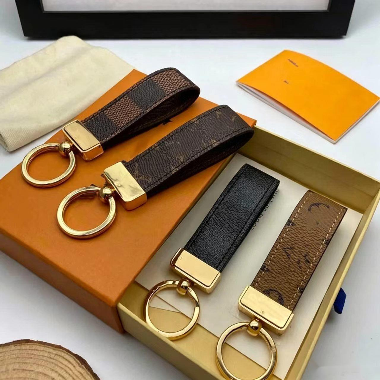 Keychains Lanyards 24 Keychain Brand Designer Key Chain Mens Luxury Car Keyring Womens Buckle Keychains Handmade Leather Men Women Bags Pendant Acce