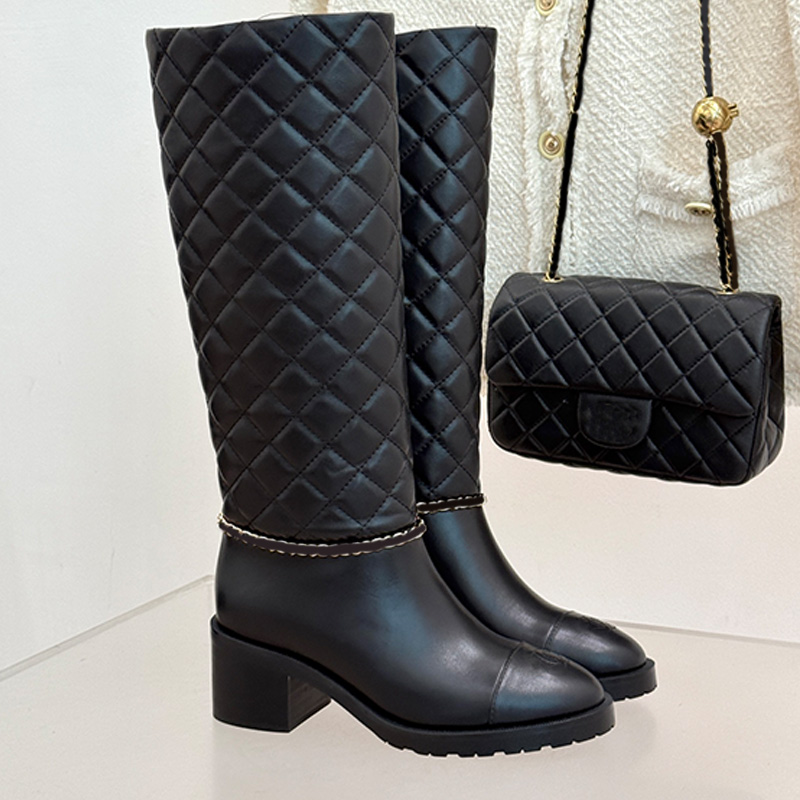 Diseñador clásico Cadena para mujer Tacón grueso Botas altas Cadena de rejilla de diamante personalizada Zapato decorativo Botas altas superiores Mo