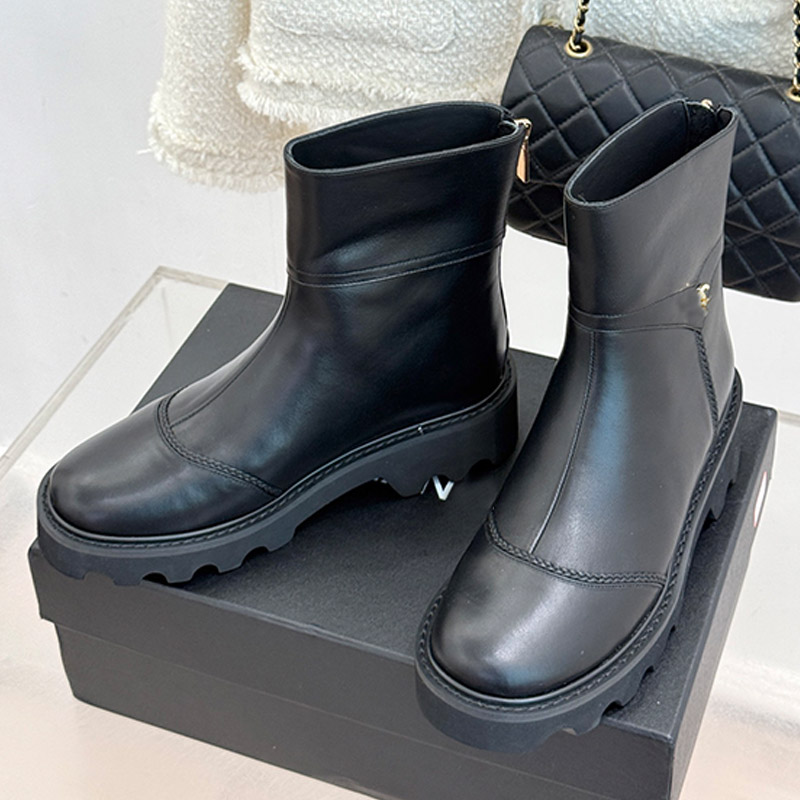 Diseño de costura de moda Botas de tobillo para mujer Cuero de alta calidad Punta redonda Botines cortos dentados gruesos Hebilla de metal Botas des