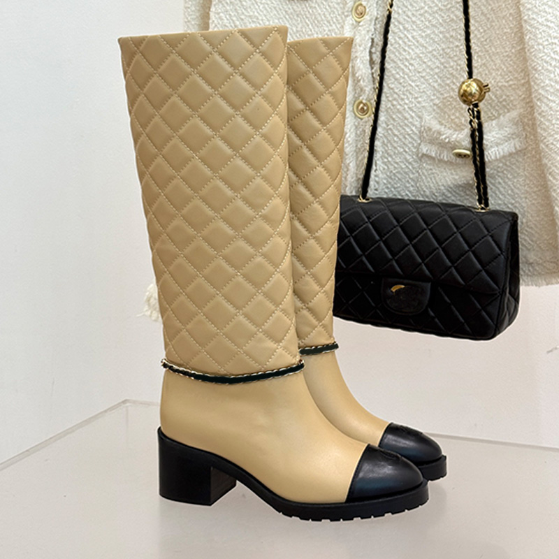 Diseñador de moda de otoño Cadena de mujer Botas altas de tacón grueso Empalme de albaricoque de lujo Zapato negro Botas altas superiores Botas de c